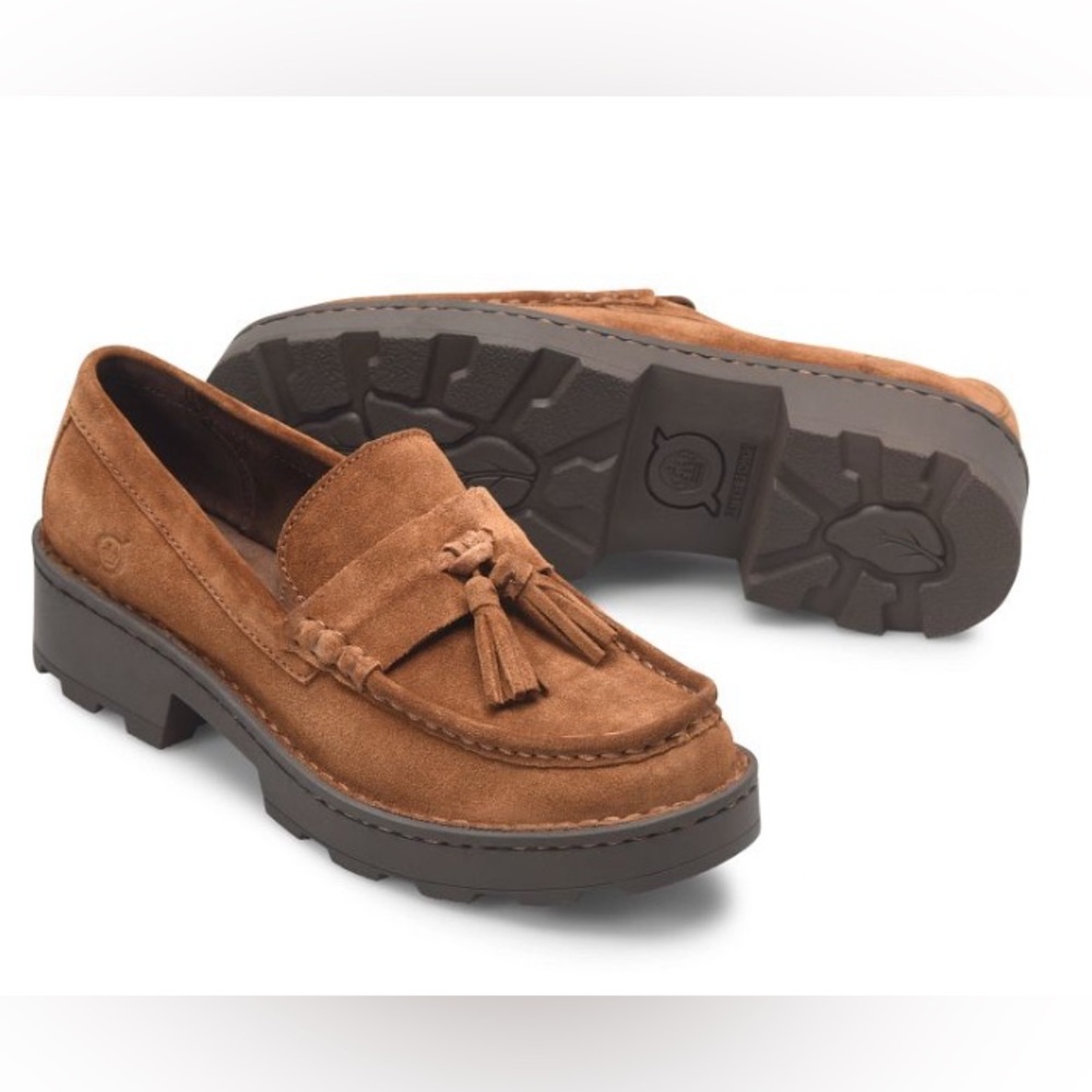 Born Capri suede tassel loafer with a chunky flexible lug sole, women 7.5, NWT